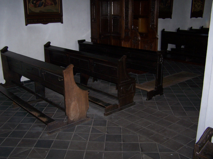 Bänke, hingestellt ohne  das Bankkonzept zu beachten